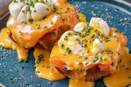 Тосты с семгой бенедикт