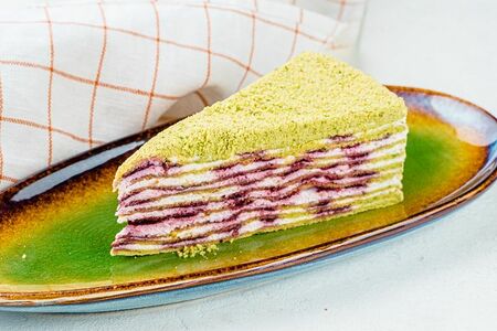 Торт шпинат-черная смородина