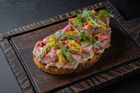 Брускетта с телятиной в медово-горчичном соусе