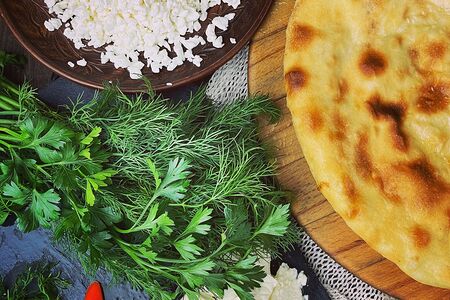 Пирог с творогом, сыром и зеленью