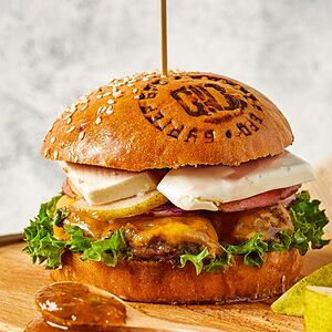 Бро с маринованной грушей и смородиновым соусом