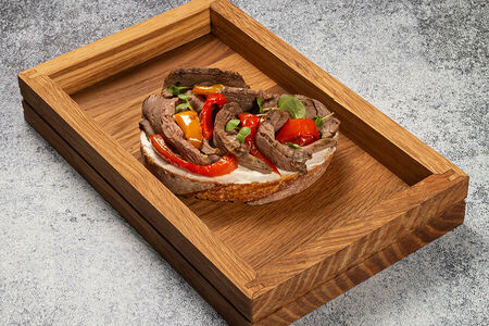 Брускетта с ростбифом