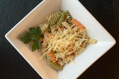 Цветные макарошки с маслом и сыром