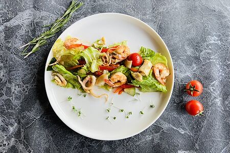 Салат с морепродуктами и миксом из овощей