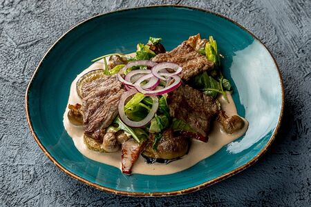 Салат с говяжьей вырезкой и овощами гриль с соусом демиглас