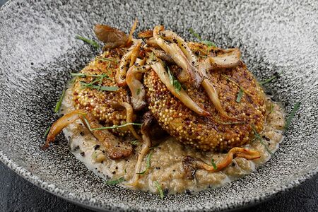 Котлеты из киноа с соусом из лесных грибов