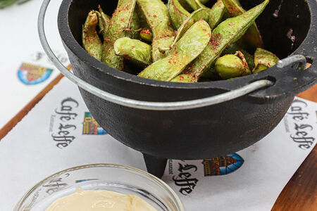 Бобы эдамаме с жареным чесноком