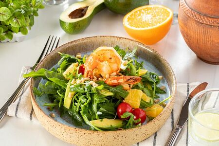 Салат из креветок и авокадо