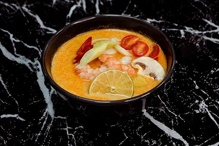 Том ям с морепродуктами