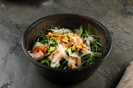 Руккола с креветками и кедровым орешком