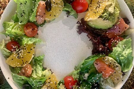 Салат с лососем, авокадо и апельсином