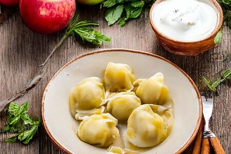 Вареники с яблоком и корицей