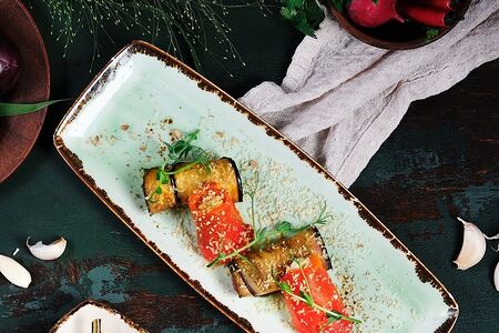 Ассорти рулетов из перцев и баклажанов