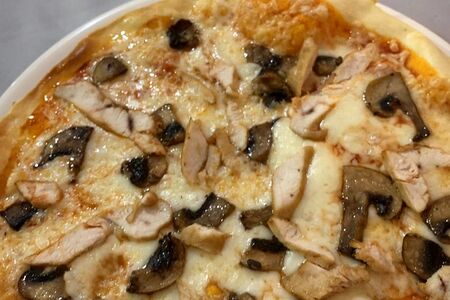 Пицца с курицей и грибами