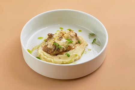 Бефстроганов с картофельным пюре и муссом из копченого пармезана