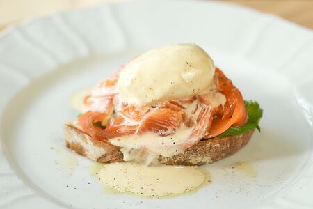 Тосканский хлеб с авокадо, форелью слабой соли и яйцом пашот