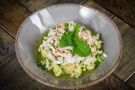 Крабовый салат с авокадо и печёным баклажаном