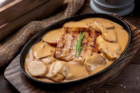 Стейк из cвинoй корейки