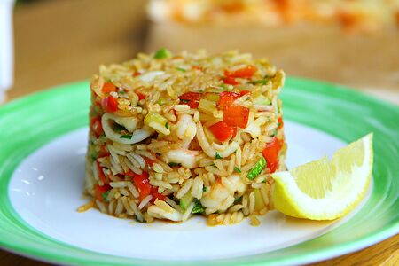 Жасминовый рис с креветками, кальмаром и овощами