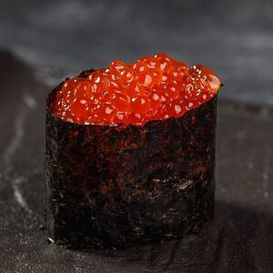 Гункан с икрой лосося