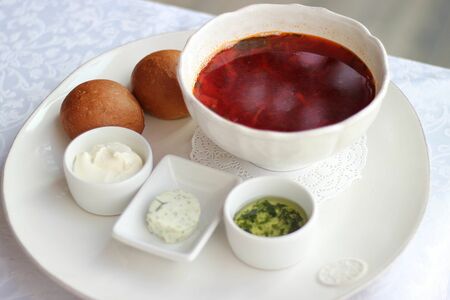 Наваристый борщ со сметаной, пампушками и чесночным смальцем