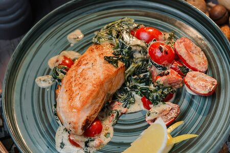 Стейк из лосося на подушке из шпината New