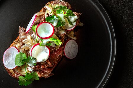 Стейк-минутка с соусом дорблю