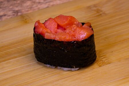 Спайси суши лосось