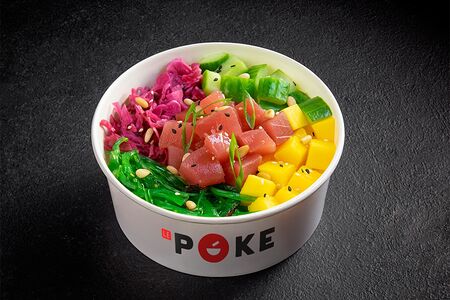 Поке с лососем или тунцом, манго, салатом чука и кедровым орехом Хина