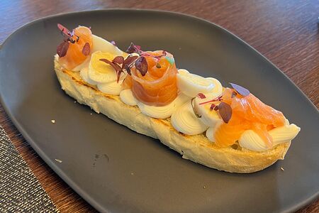 Брускетта с лососем