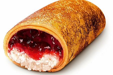 Блин с творогом и клубникой