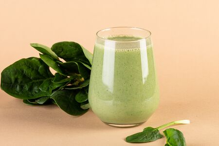 Зеленый с матчей, бананом и шпинатом