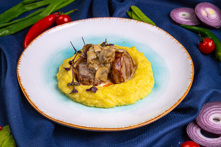 Обжаренные свиные медальоны в беконе