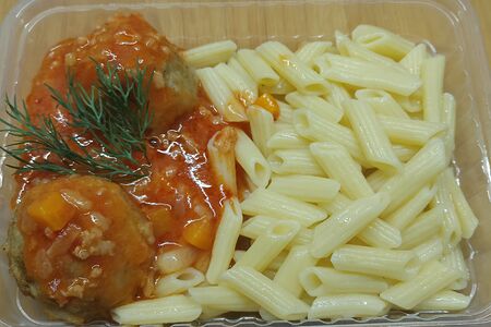 Макароны с тефтелями в томатном соусе с овощами