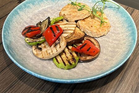 Котлетки из индейки с овощами гриль