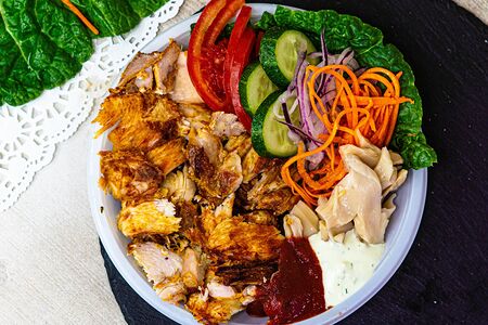 Шаурма на тарелке с курицей 