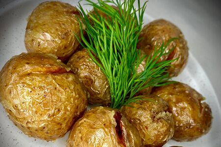 Крошка-картошка в чесночном соусе