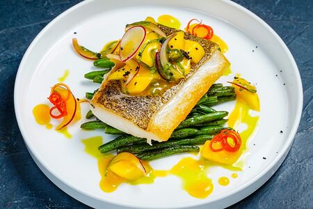 Палтус с фасолью и севиче из манго