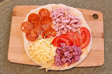 Закрытая пицца с колбасой