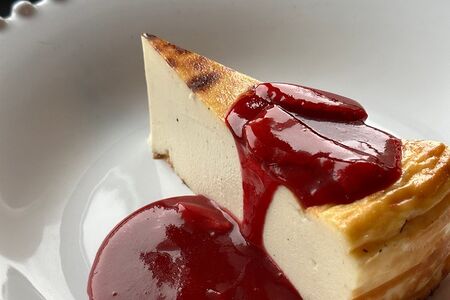 Испанский чизкейк с ванилью и ягодным соусом