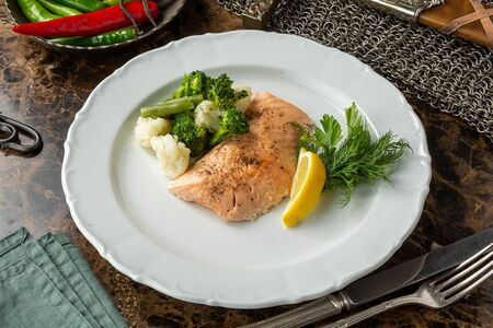 Стейк лосося на пару с овощами