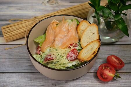 Салат Цезарь с семгой