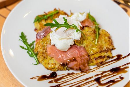 Драники с яйцом пашот и лососем