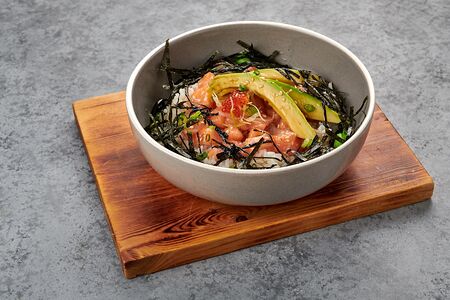 Донбури с лососем и авокадо