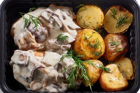 Куриная котлетка с грибным рагу и запеченным картофелем