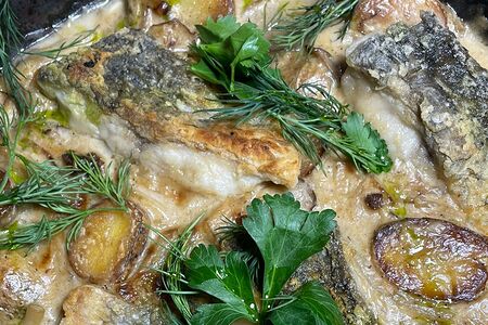 Карп с молодым картофелем и грибами