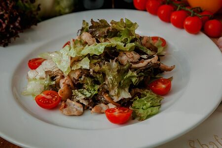 Тёплый салат с куриным филе и овощами