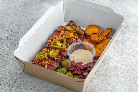 Ребра BBQ с картофелем стоун