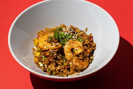 Жареный рис с креветками