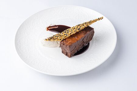 Брауни с Тахиновым муссом и кунжутным чипсом